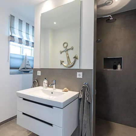 Ferienhaus Modernes Mit Sauna, Eingezaeuntem Garten Und Strandnaehe Ideal Fuer Familien, Freunde Und Hundeliebhaber